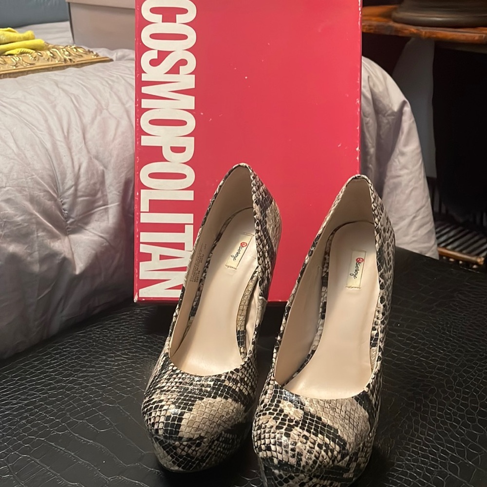 6M Cosmopolitan imitation snakeskin platform heels